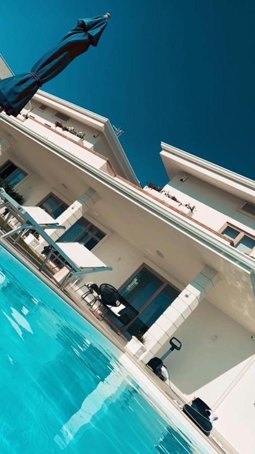 Luxury Villa Blue&Blanc Piscina A Sfioro Isola Diamante Extérieur photo